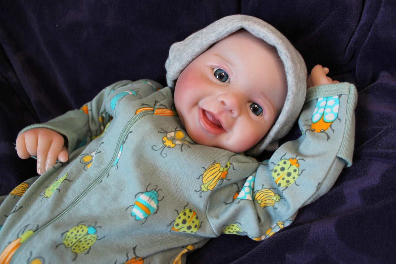Lifelike Reborn Baby Doll 18 inch 4.3 lbs Weighted Newborn Baby Girl or Boy Soft Heavy Baby Dolls For Children Child Friendly Gifts For Girls