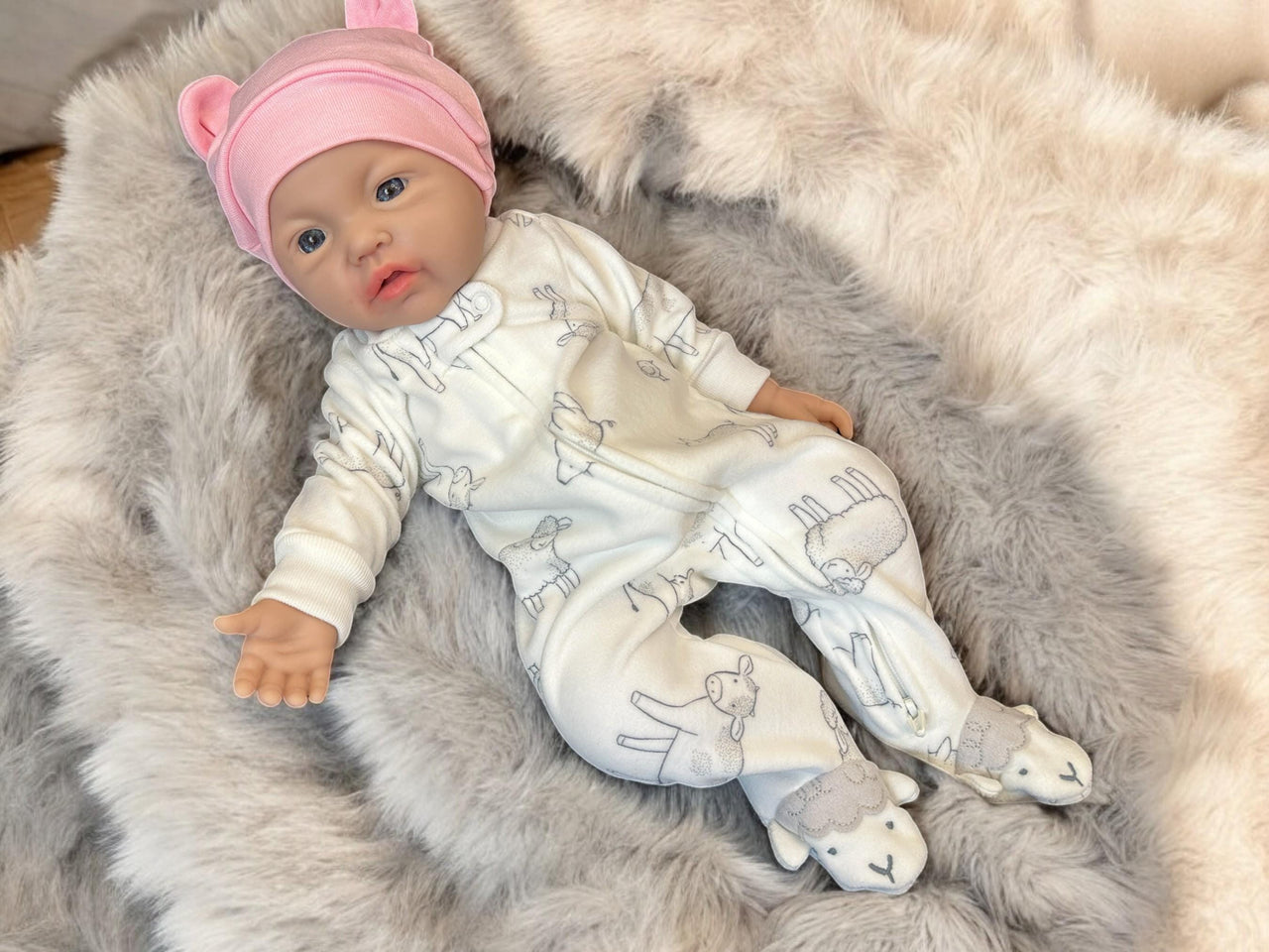 17 inch 6.1 lbs Platinum Full Silicone Doll With Open Mouth To take a Pacifier Has a Squishy Body