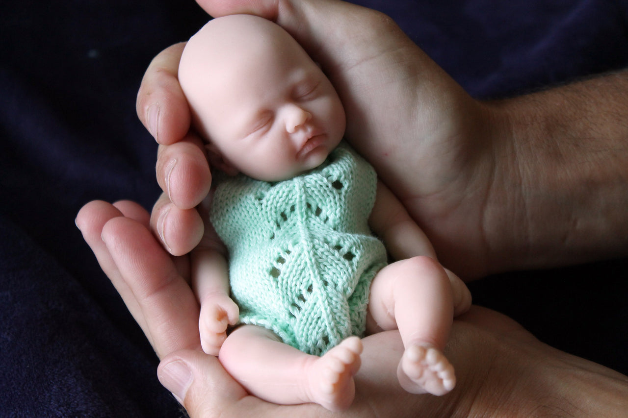 Silicone Baby Doll Full Body Reborn Preemie 7" 9 ounces Platinum Silicone Dolls Realistic Real Lifelike Weighted Babies Ecoflex Bathtub Baby
